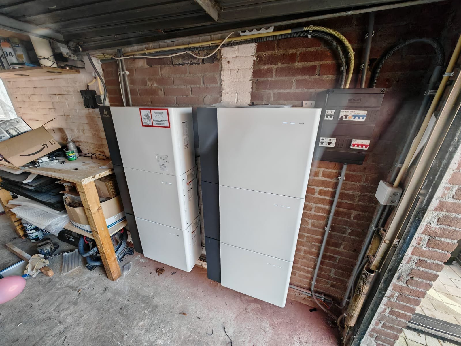 Dubbele thuisbatterij installatie in garage