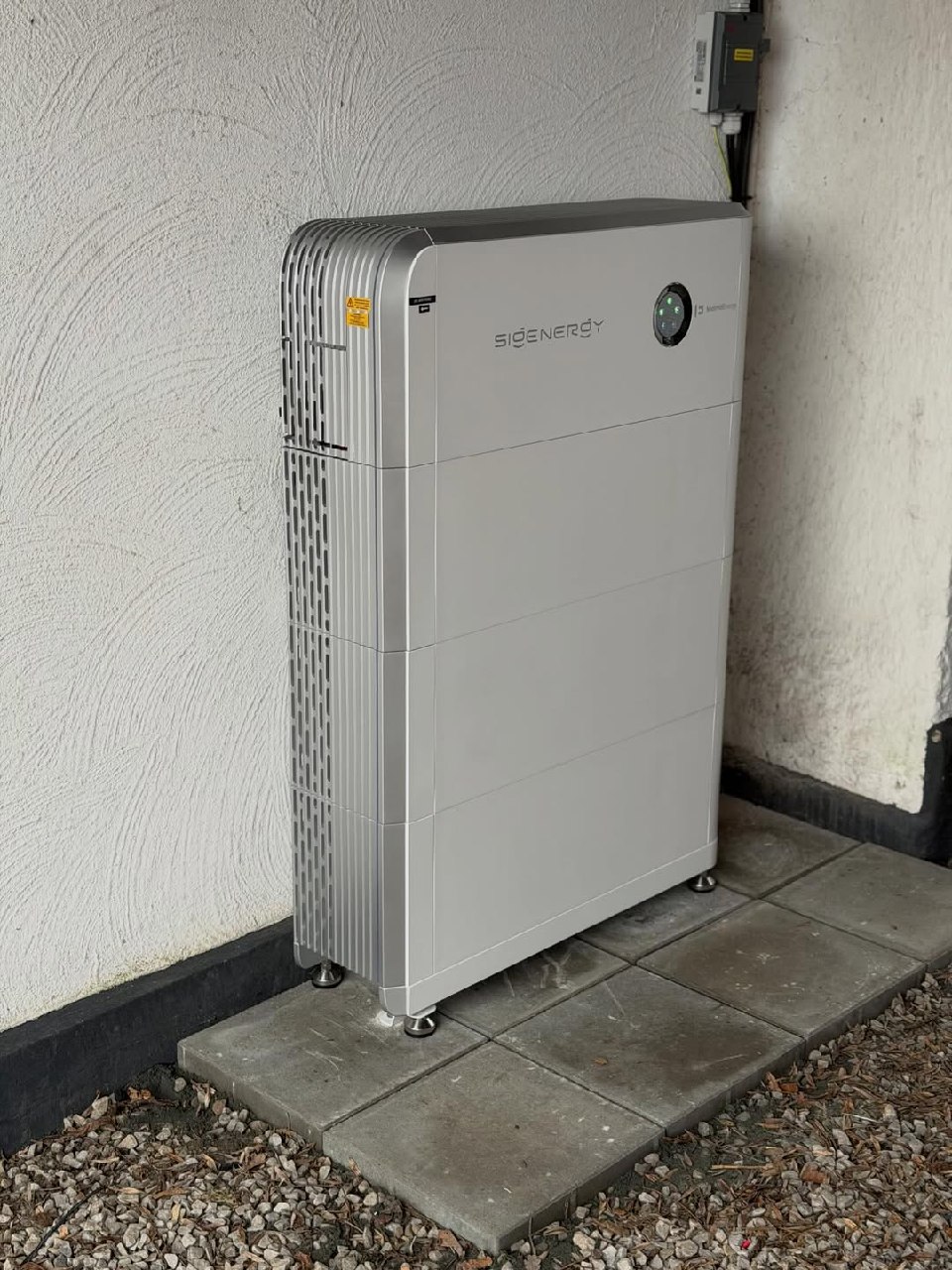 Sigenergy thuisbatterij geïnstalleerd buitenzijde woning