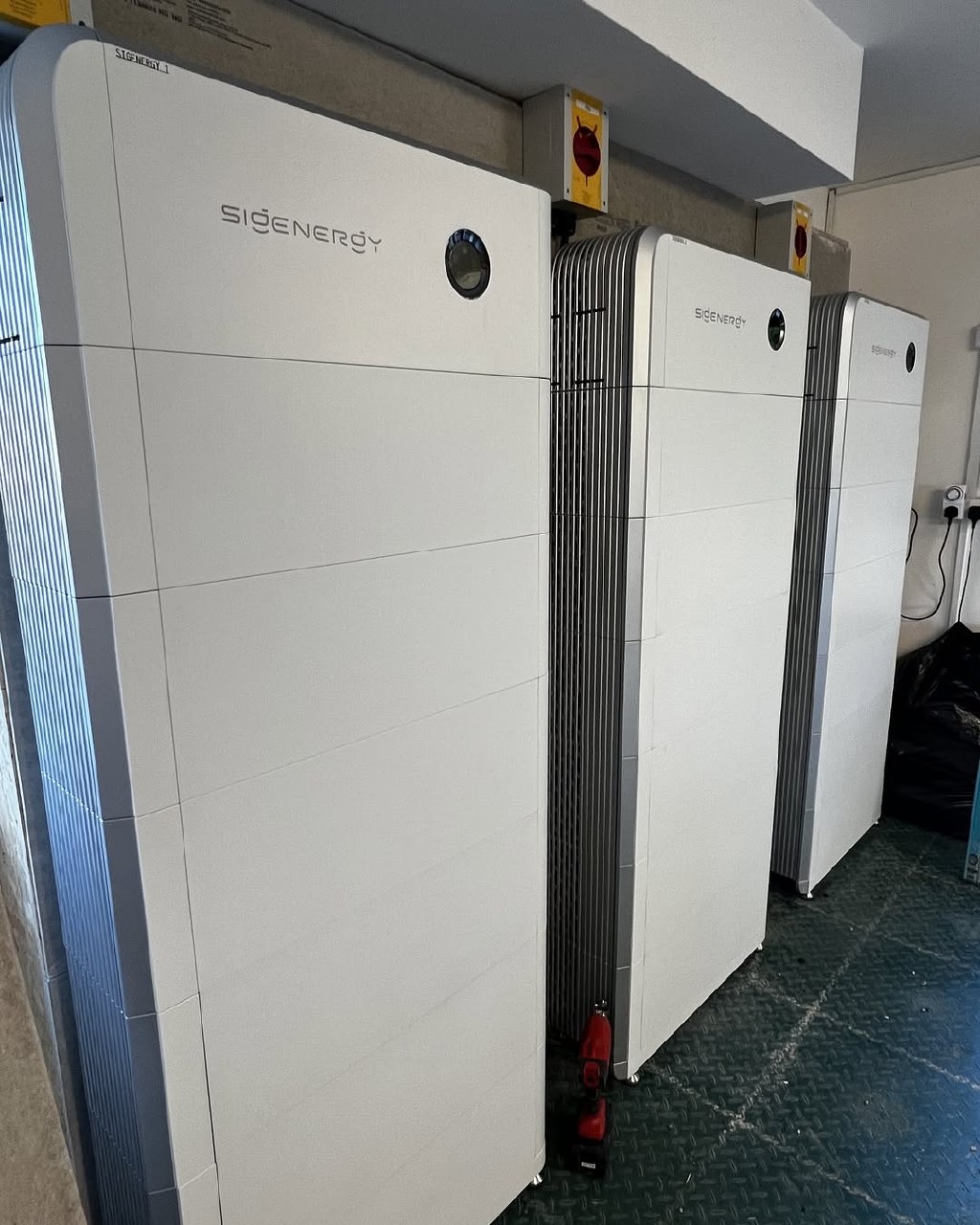 Drie Sigenergy thuisbatterijen geïnstalleerd in technische ruimte