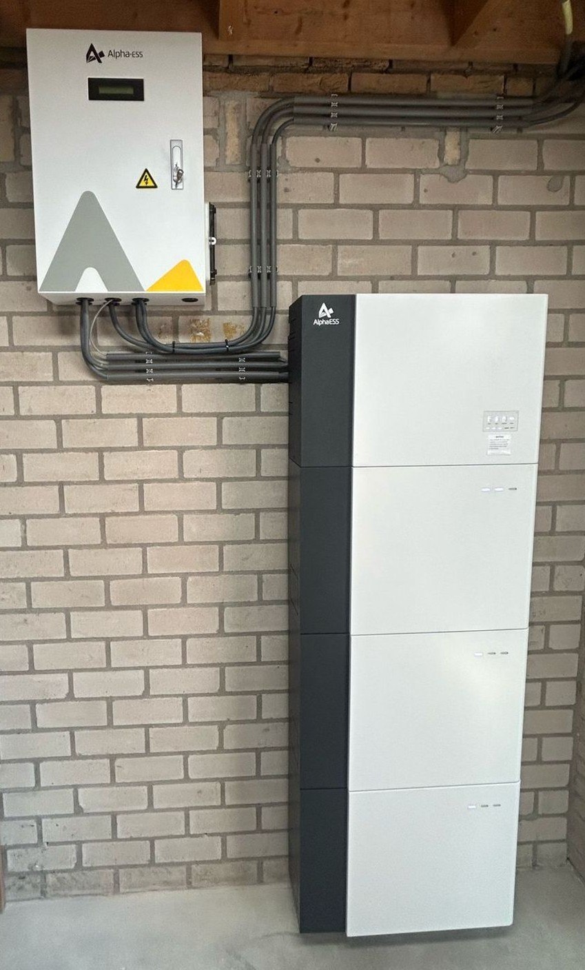Alpha ESS thuisbatterij met omvormer in technische ruimte